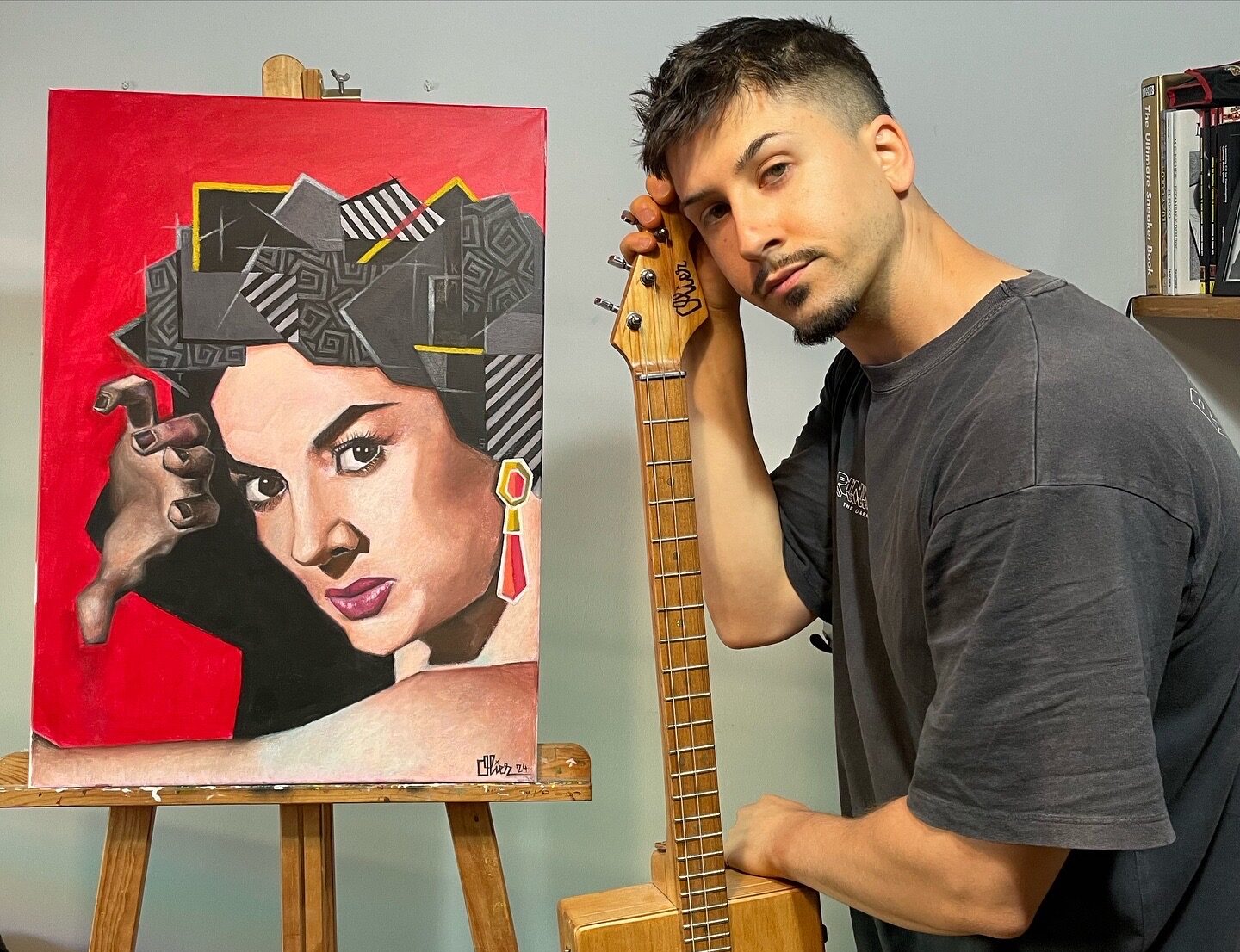 Foto de Daniel Olier con cuadro de Lola flores